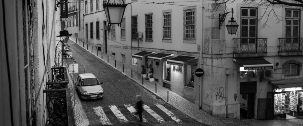 a black and white photo of a city street